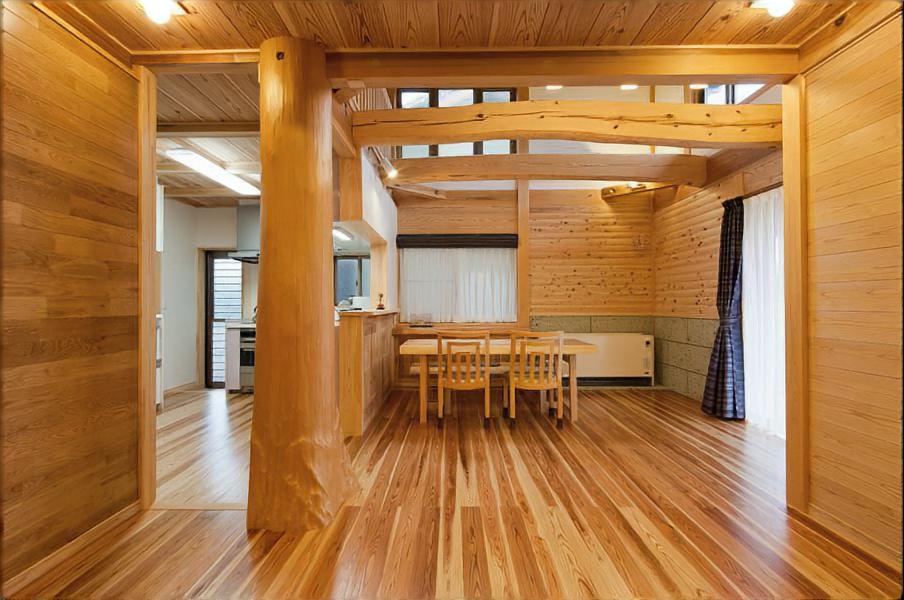 木の素材感溢れるナチュラルな板倉の家