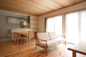 陽光あふれるシンプルデザインの木の家