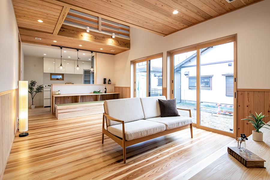 杉の床板が保温する、暖かな木楽の家