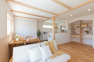 思い出の素材を活かした赤い屋根の家