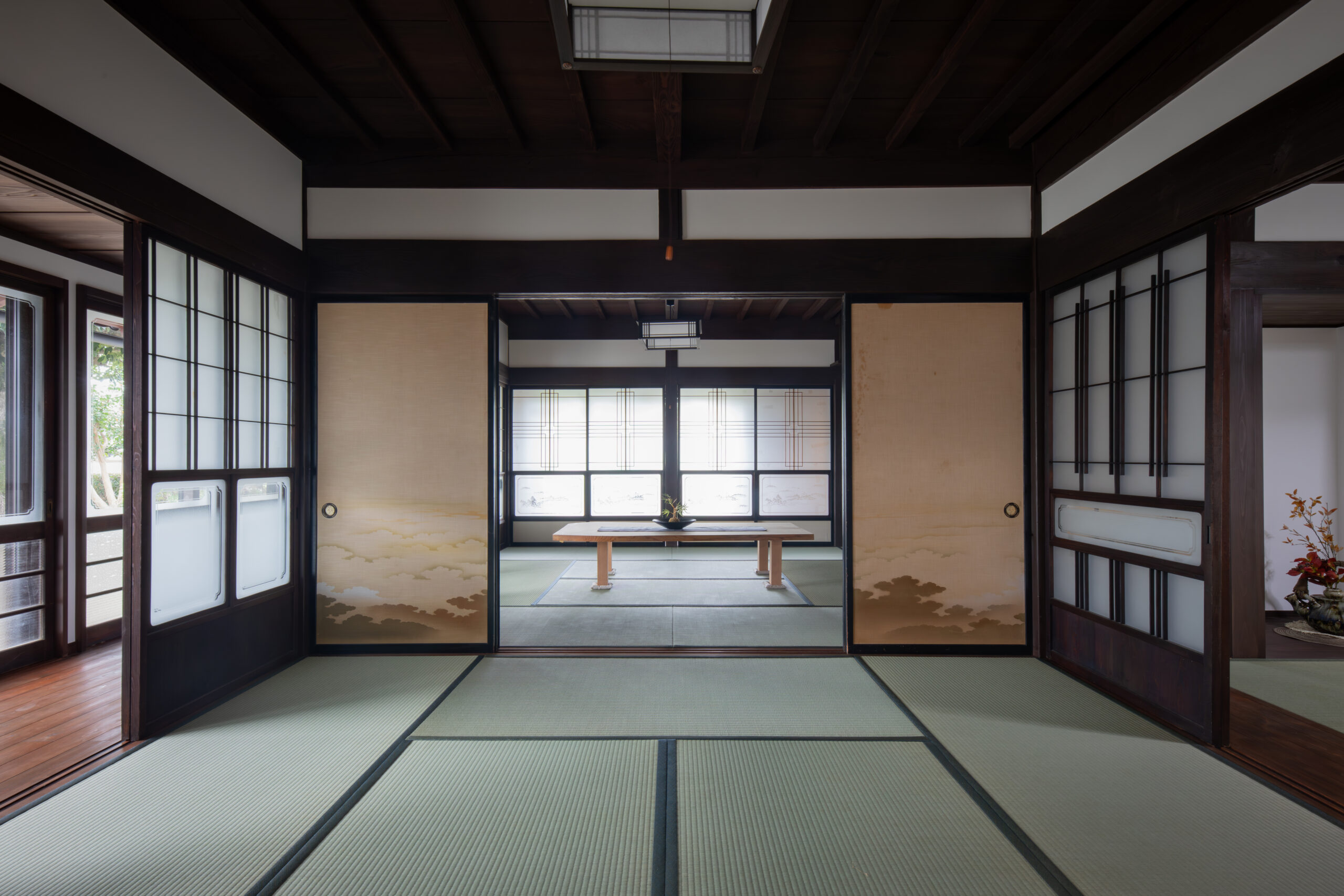 時を重ねた古材と現代の快適さが調和する平屋